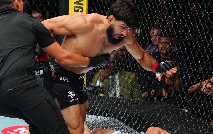 Arman Tsarukyan remporte la victoire au premier tour contre Mauricio Ruffy dans le co-principal de l'UFC 331