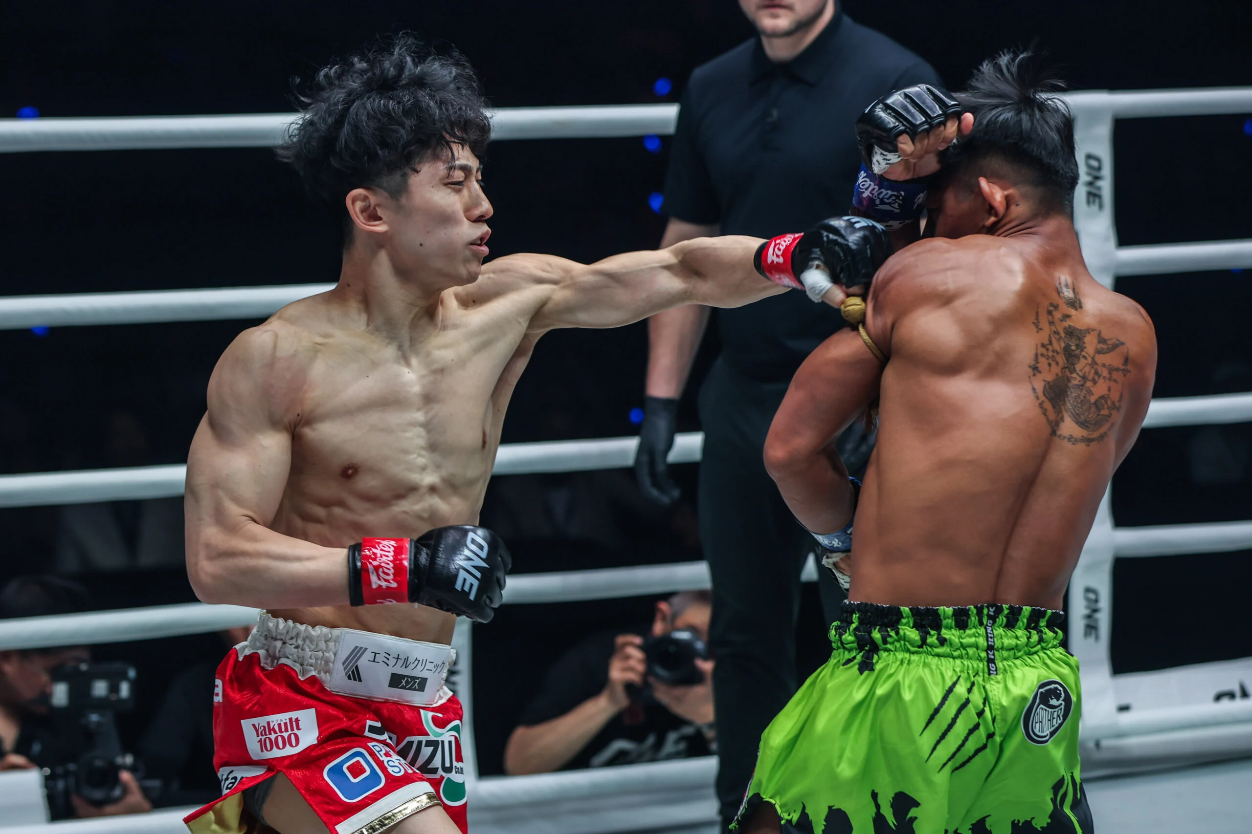 Nadaka Yoshinari punches Songchainoi Kiatsongrit