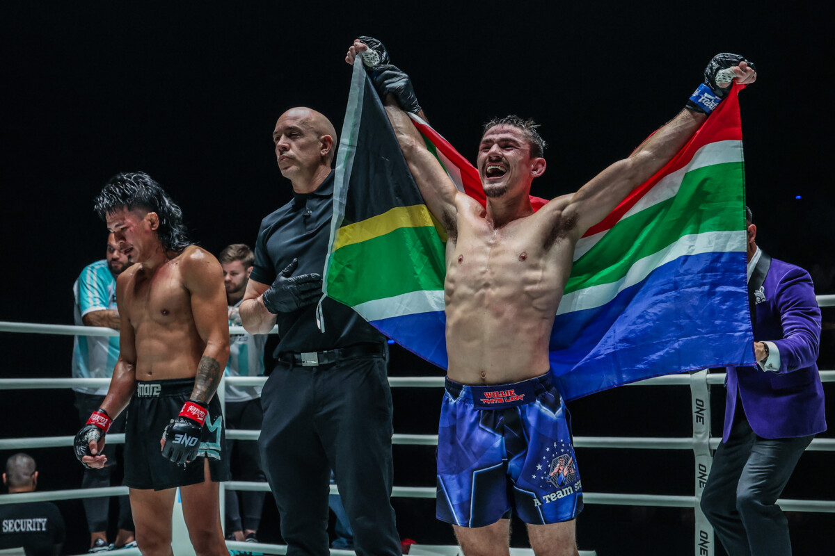Willie van Rooyen célèbre sa victoire sur Jeremy Miado à ONE Fight Night 41.