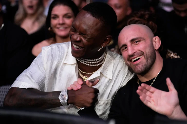 Israel Adesanya s’apprête à s’entraîner avec le champion poids plume de l’UFC Alexander Volkanovski