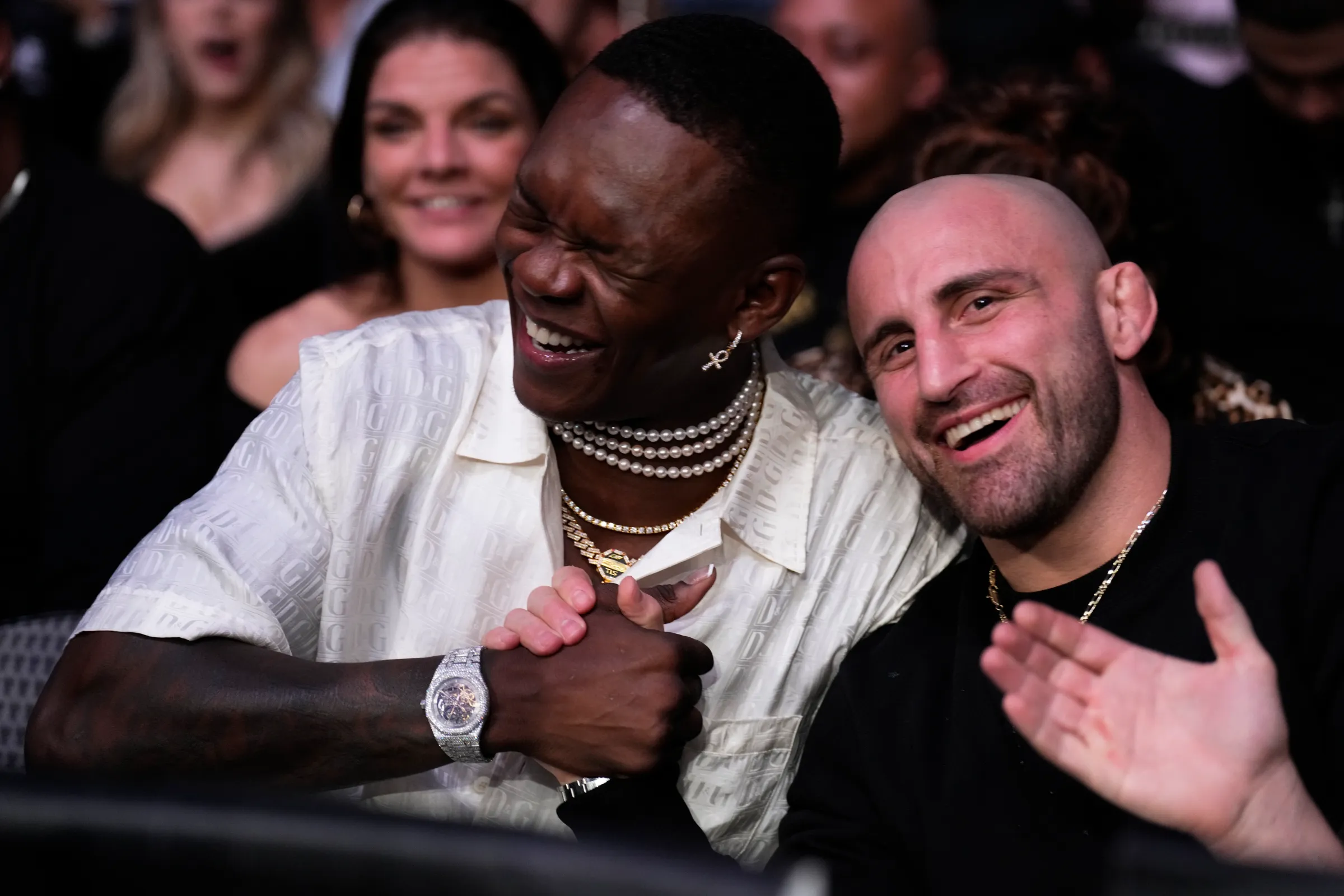 Israel Adesanya s’apprête à s’entraîner avec le champion poids plume de l’UFC Alexander Volkanovski