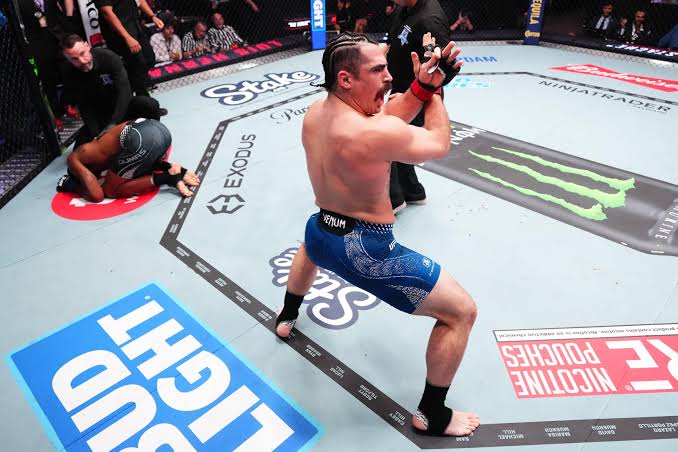 L'adjoint du shérif de Floride, Luis Hernandez, impressionne lors de ses débuts à l'UFC