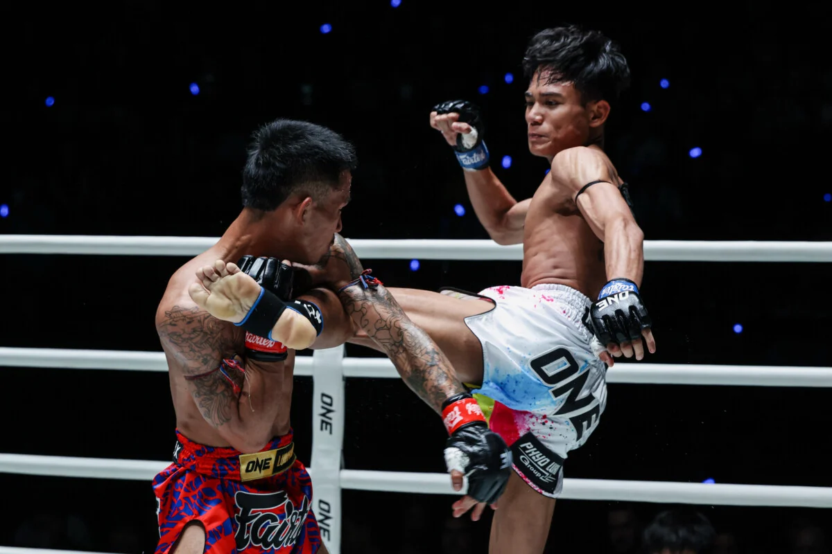 Petsuphan bloque un coup de pied de Mahar Thway à ONE Friday Fights 171.