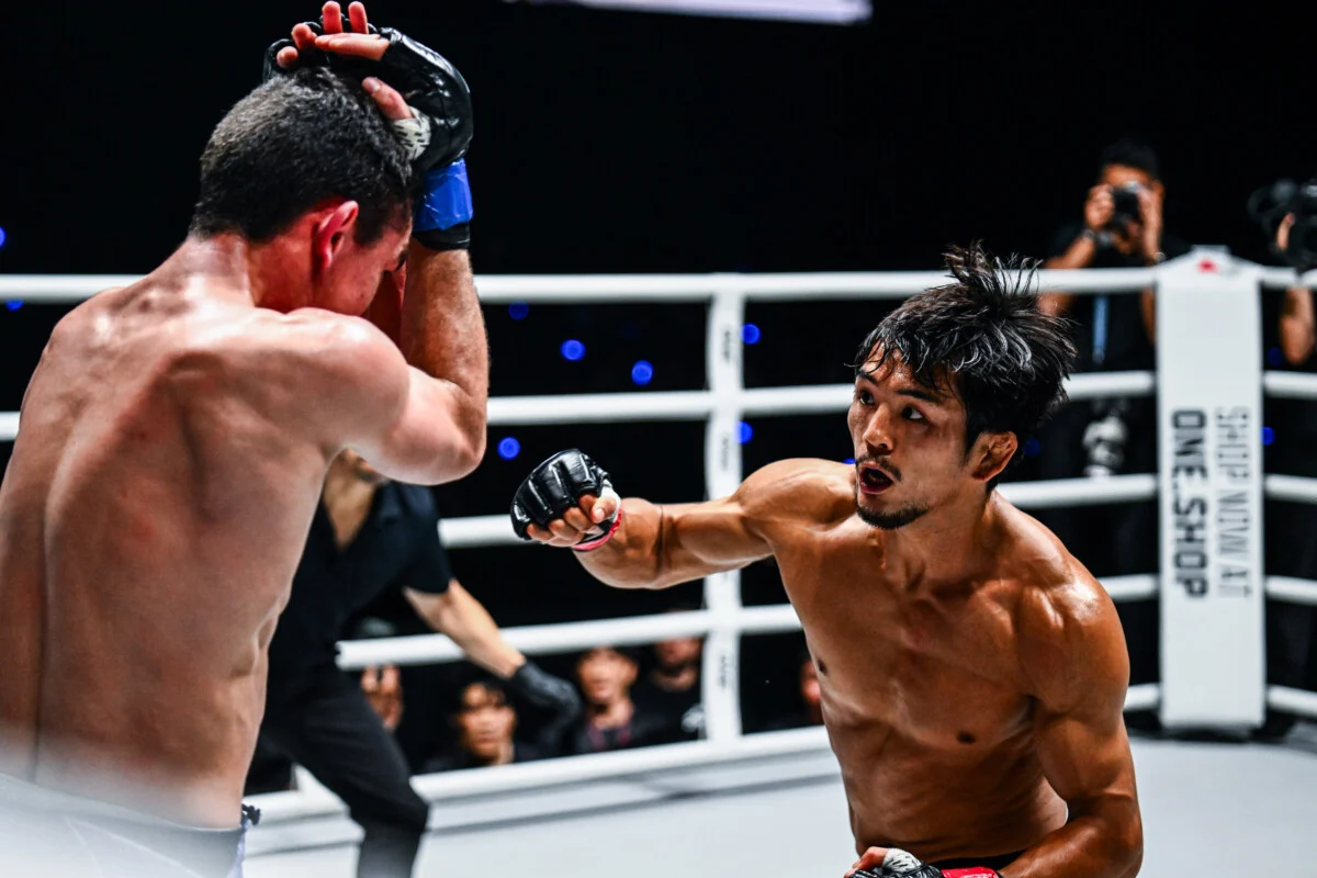 Yuya Wakamatsu va frapper Willie van Rooyen