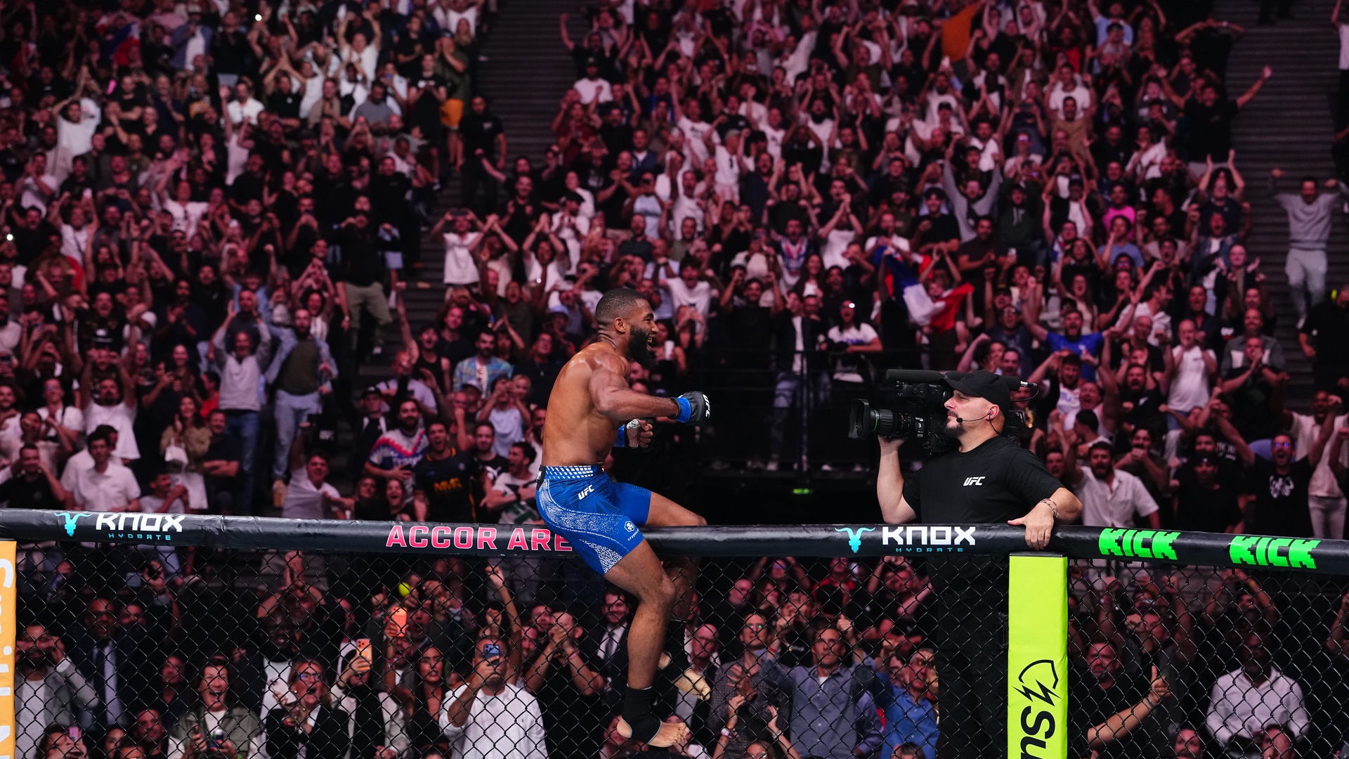 Salahdine Parnasse arrête Dan Hooker lors de ses débuts à l'UFC