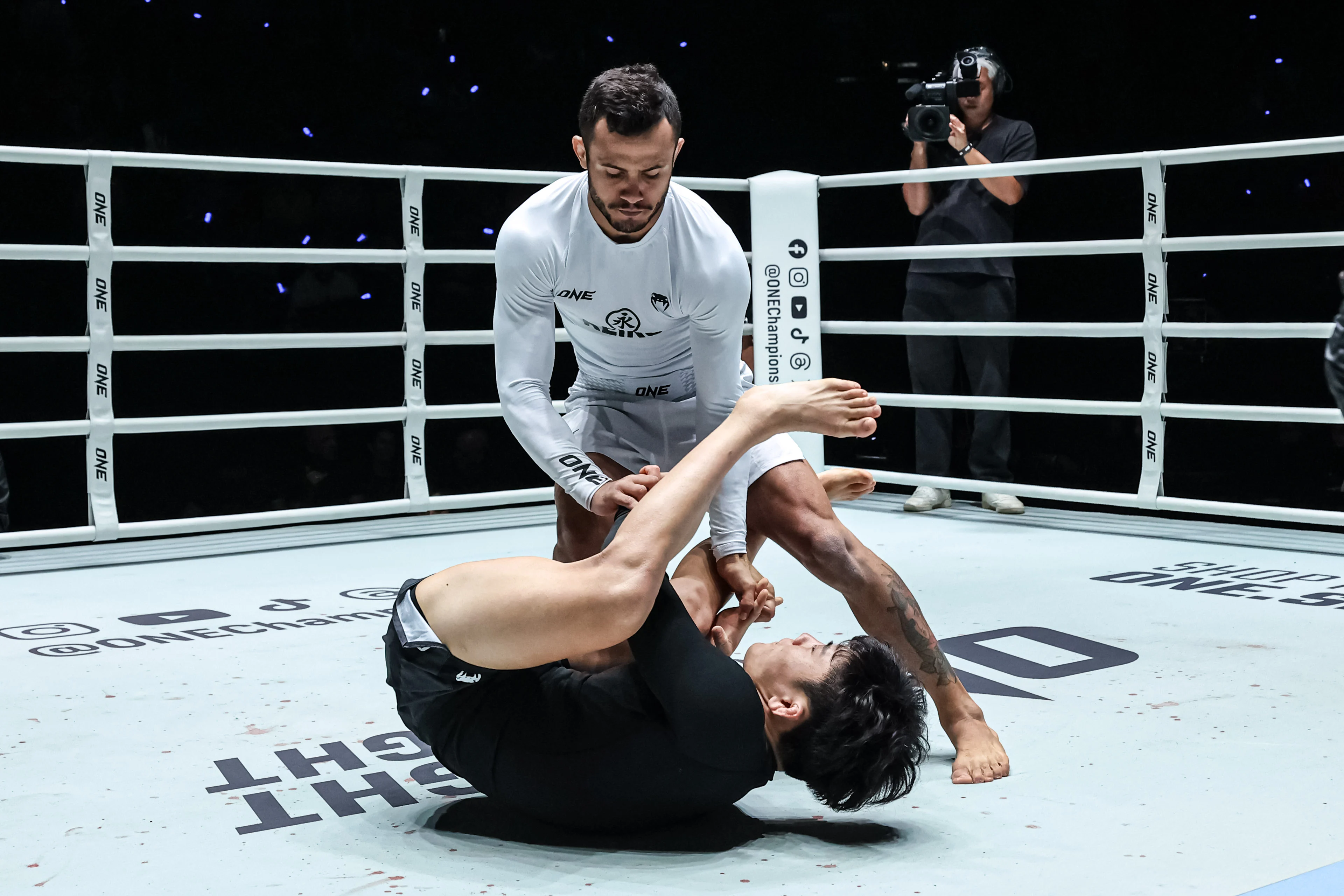 Ruan Alvarenga Shoya Ishiguro ONE Fight Night 48 3.jpg