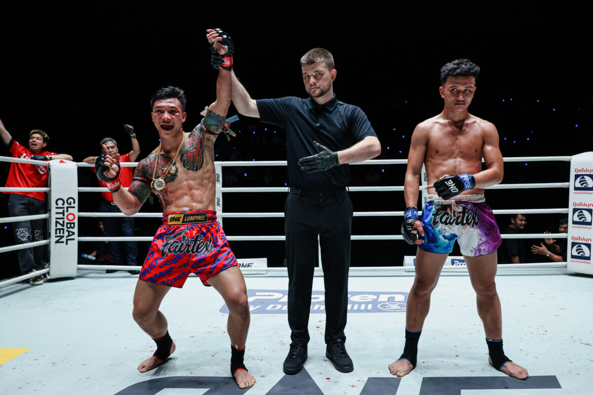 Khundet PK Saenchai lève la main contre Kiwthong TKD Muaythai au ONE Friday Fights 174.