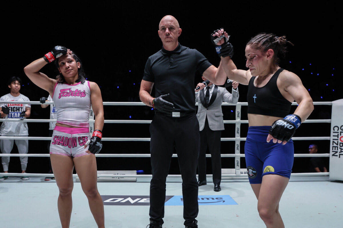 Anastasia Nikolakakos lève la main contre Jihin Radzuan à ONE Fight Night 45.