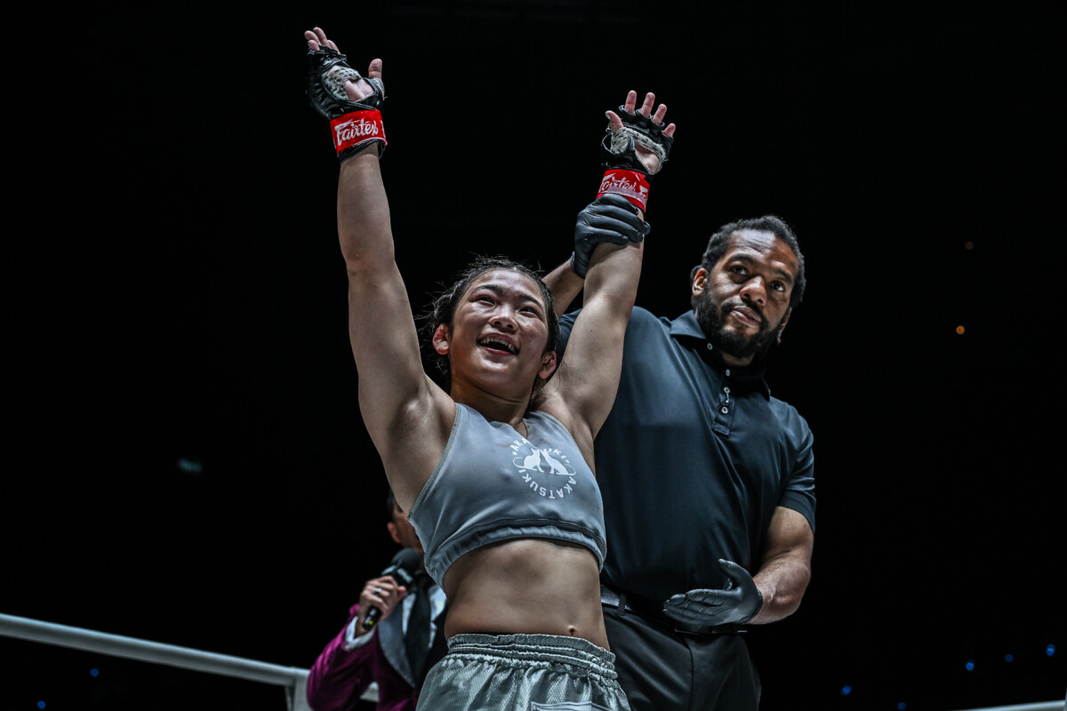 Chihiro Sawada lève la main contre Noelle Grandjean à ONE Fight Night 22.