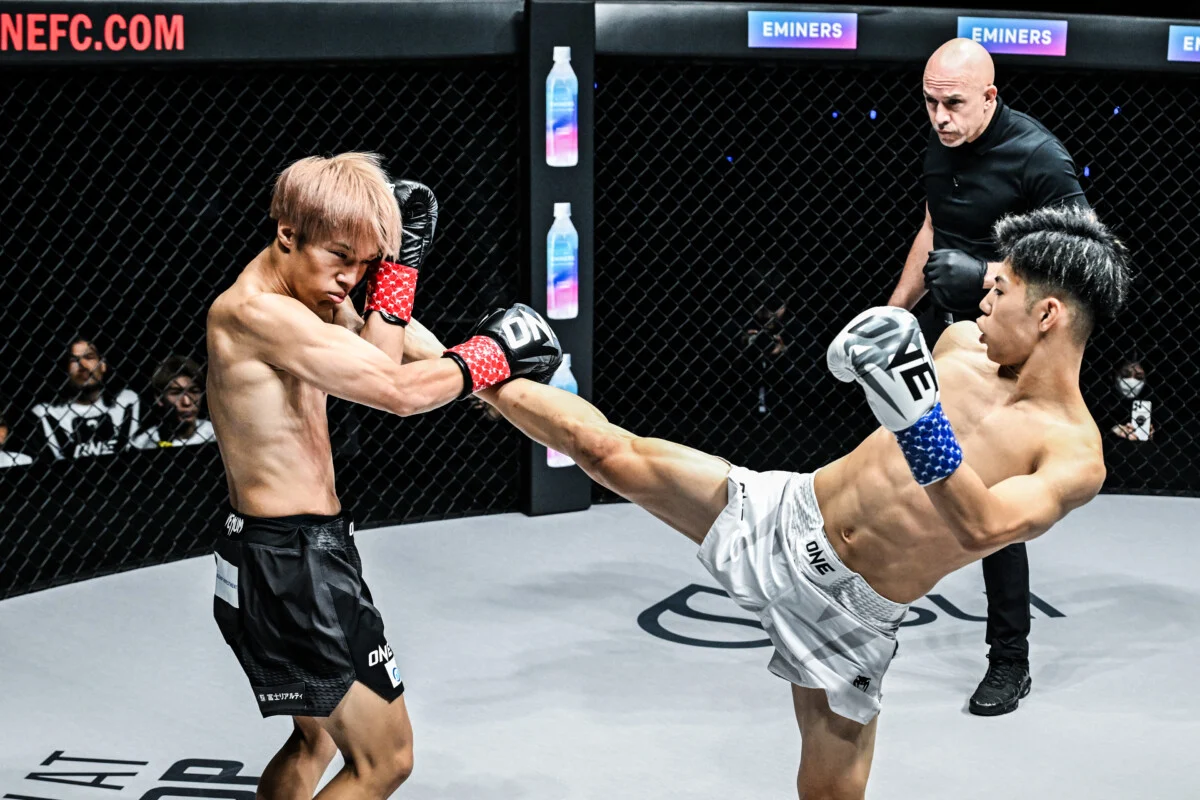 Shoma Okumura donne un coup de pied à Toki Tamaru à ONE SAMURAI 4.