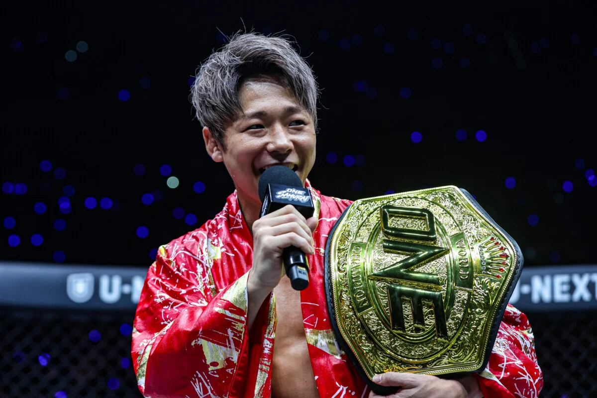 Takeru prononce son discours à l'Ariake Arena à ONE SAMURAI 4.