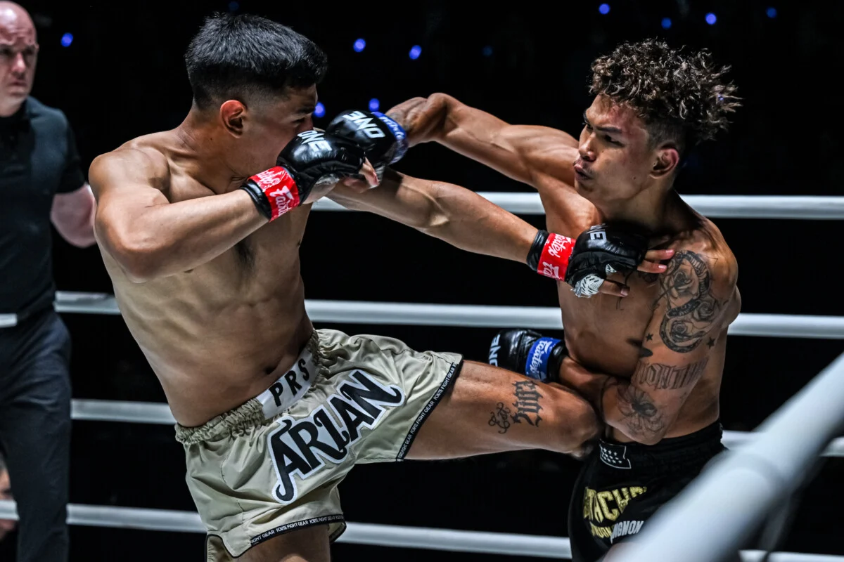 Arian Esparza en action aux côtés de Nontachai Jitmuangnon à ONE Fight Night 29.