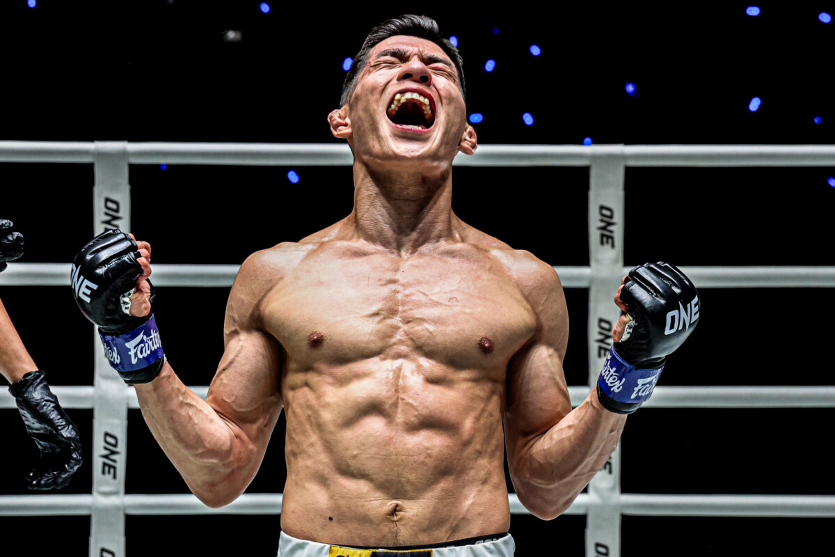 Lee Seung Cheol célèbre après avoir battu Cueng Naibaho