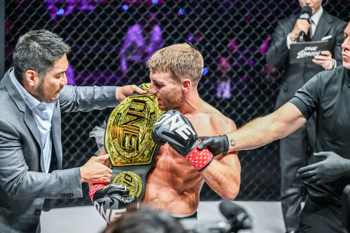 Chatri Sityodtong place le titre mondial sur l'épaule de Jonathan Haggerty à ONE SAMURAI 4.