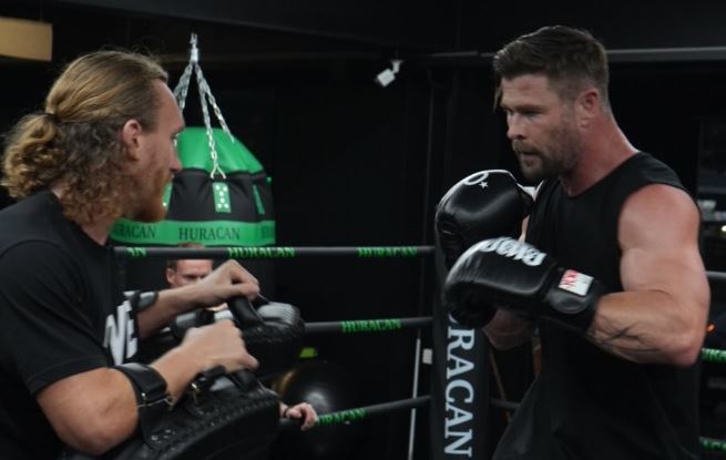 Chris Hemsworth s'entraîne avec Ben Woolliss du ONE Championship en Thaïlande