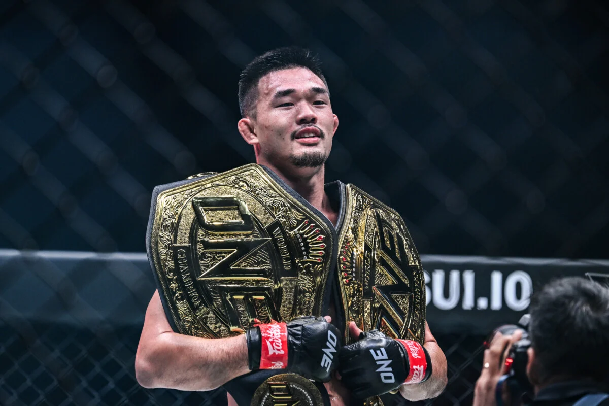 Christian Lee tient ses ceintures MMA légères et poids welters. 