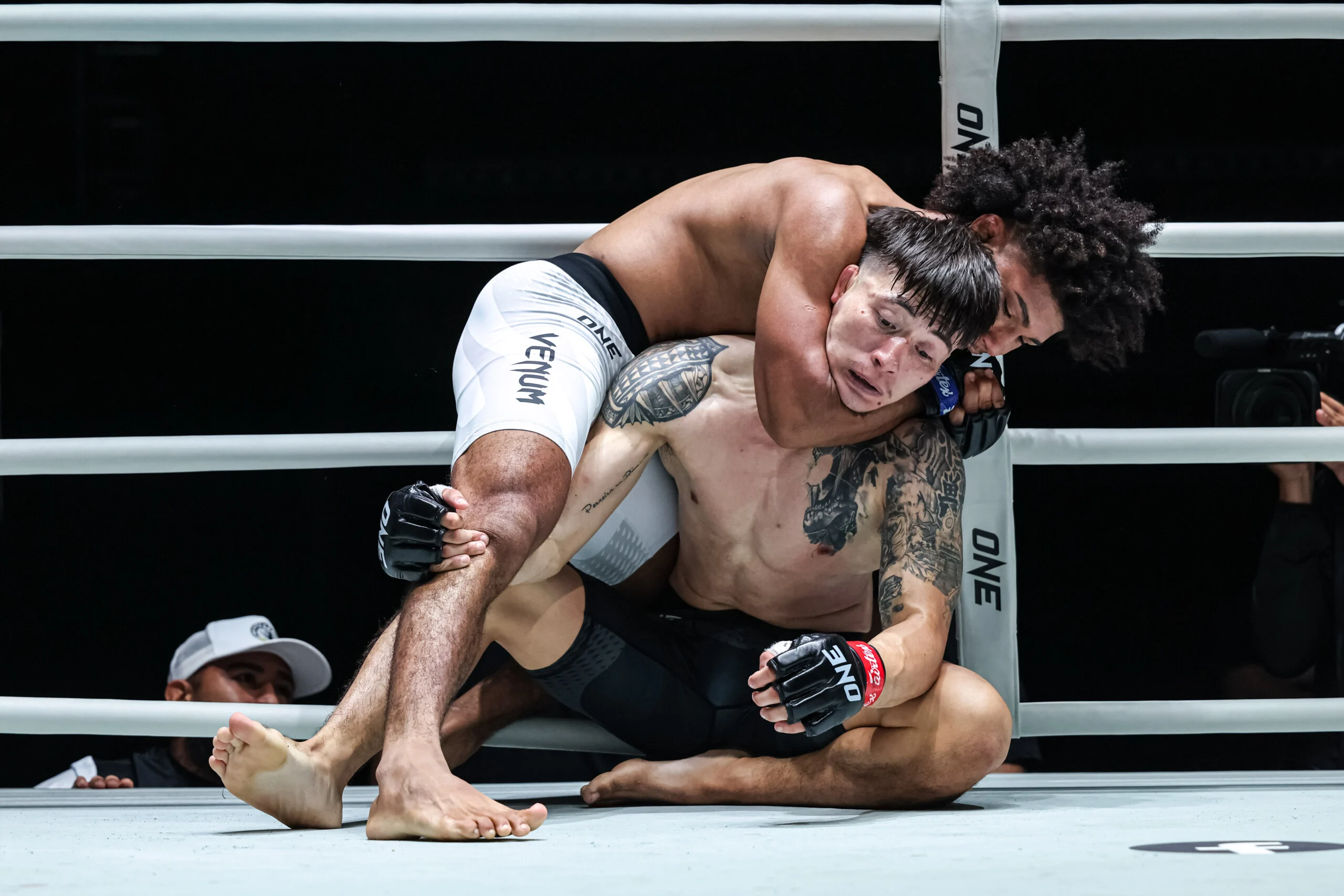 «J'adorerais entrer dans l'histoire ici» – Antonio Cesar décrit le chemin vers le titre mondial après la victoire de TKO à ONE Fight Night 48