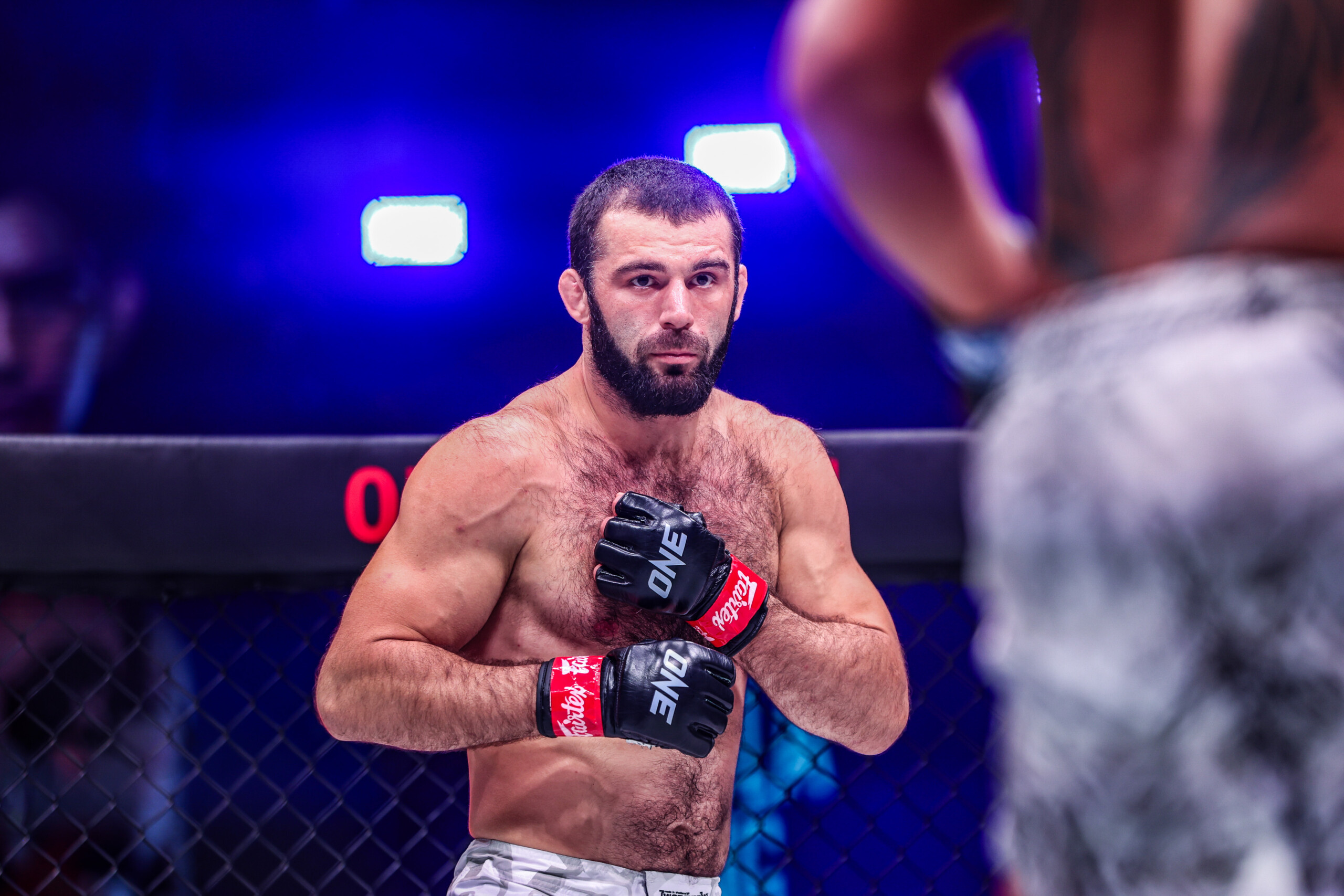 "J'ai toujours voulu aider les gens" – Shamil Erdogan parle de la carrière juridique qu'il a laissée derrière lui pour le MMA