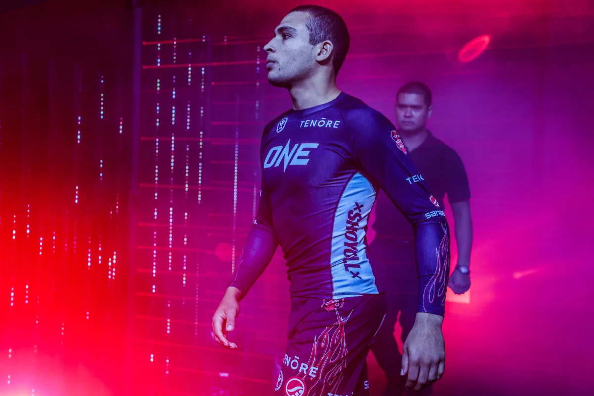 Tye Ruotolo entre sur le ring contre Dante Leon à ONE Fight Night 31
