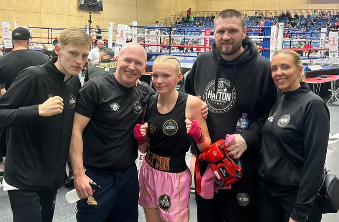 La nièce de feu Ricky Hatton, âgée de 14 ans, remporte une médaille aux Championnats d'Europe de boxe