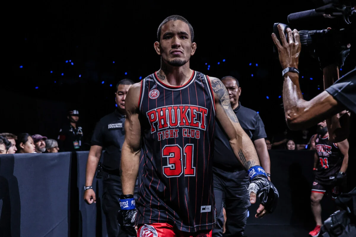 Lucas Gabriel arrive pour son affrontement contre Ok Rae Yoon à ONE Fight Night 44.