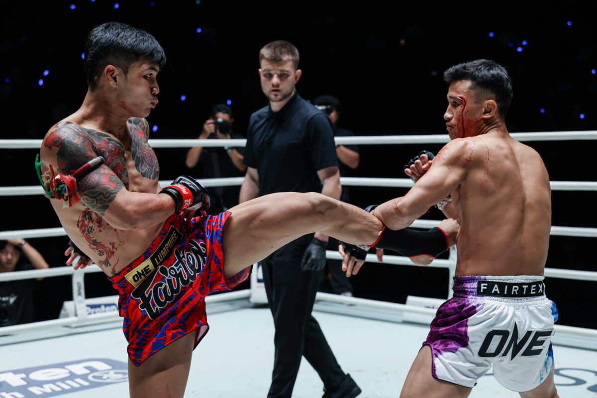 Khundet PK Saenchai et Kiwthong TKD Muaythai s'échangent au centre du ring lors de ONE Friday Fights 174.