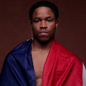 Schofield survit à la peur pour remporter son premier titre mondial et envisage un combat pour l&rsquo;unification