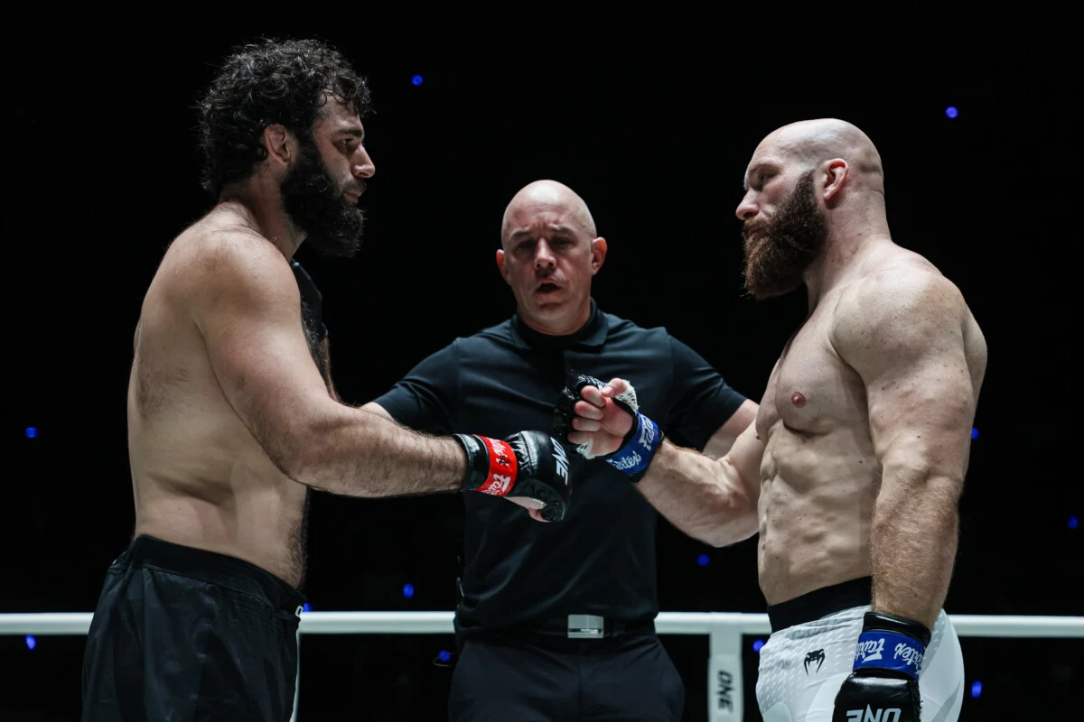 Shamil Erdogan et Paul Elliott touchent des gants avant leur combat à ONE Fight Night 48